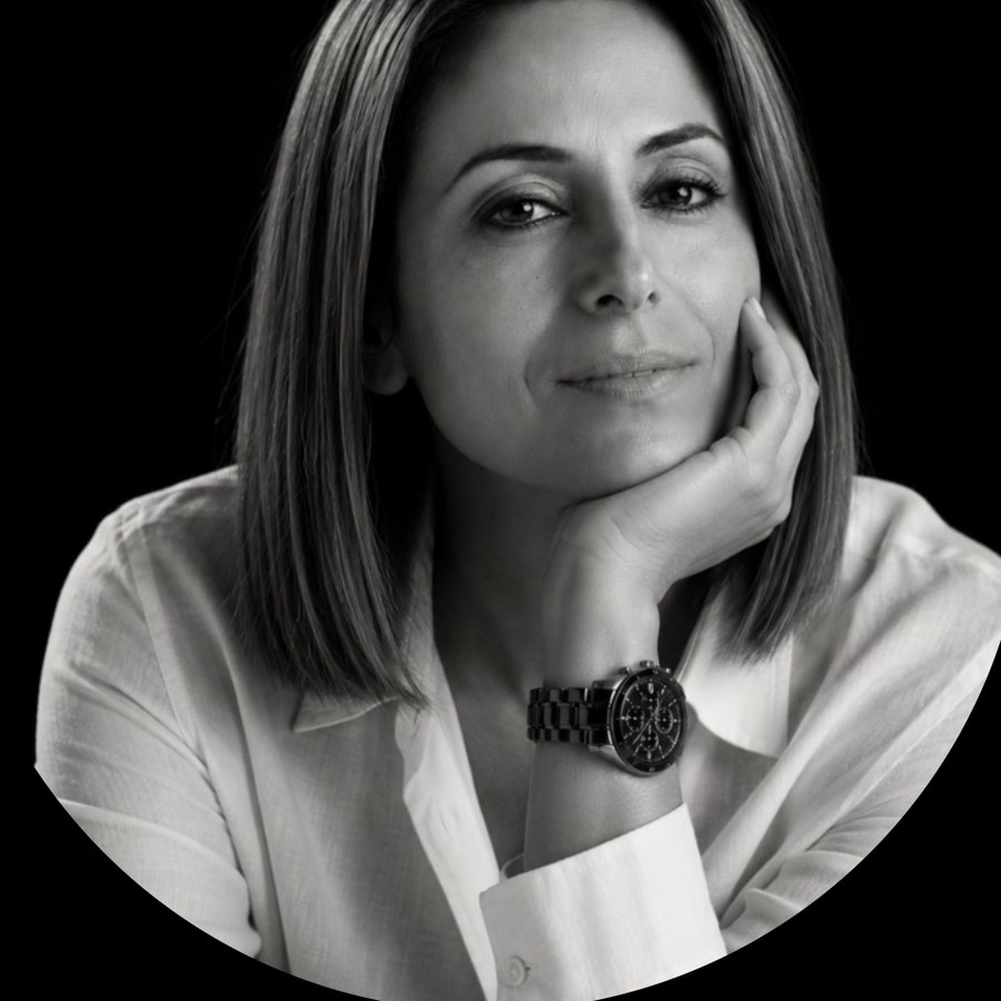 Black and white portrait of Elina, resting her chin on her hand.